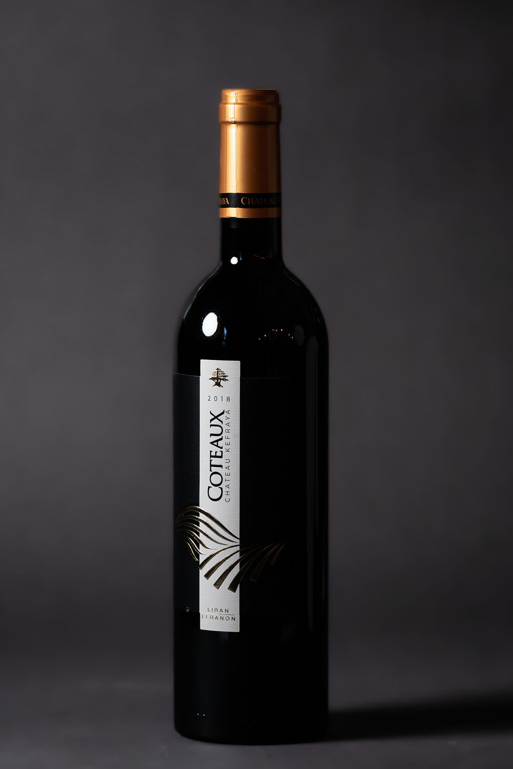 Verre de vin libanais à table